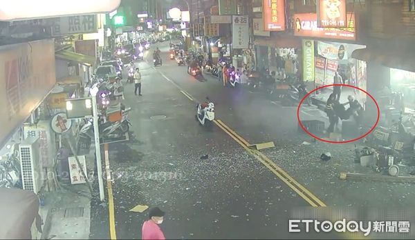 ▲蘆洲便當店發生氣爆，造成現場7人受傷，2警員趕赴協助傷者脫困送醫。（圖／記者陸運陞翻攝）