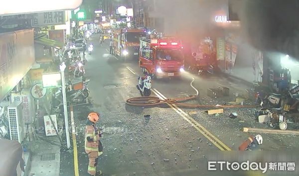 ▲蘆洲便當店發生氣爆，造成現場7人受傷，2警員趕赴協助傷者脫困送醫。（圖／記者陸運陞翻攝）