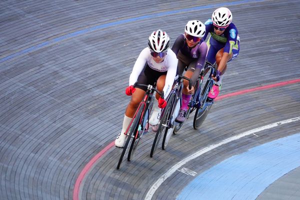 ▲臺中市代表隊全運會強勢稱霸、運動局游局長至現場為美式接力張誌盛與蕭世鑫頒發金牌。（圖／台中市體育局提供）