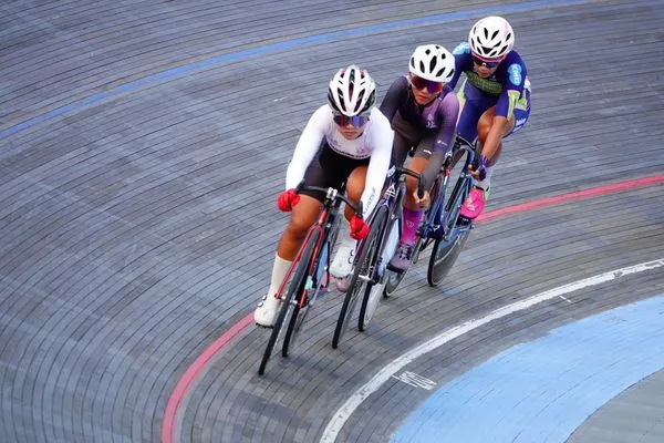 ▲臺中市代表隊全運會強勢稱霸、運動局游局長至現場為美式接力張誌盛與蕭世鑫頒發金牌。（圖／台中市體育局提供）