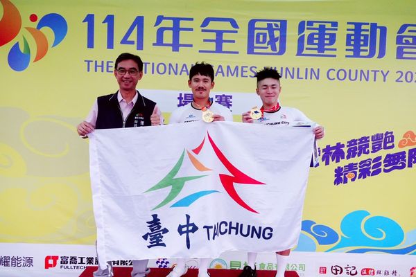 ▲臺中市代表隊全運會強勢稱霸、運動局游局長至現場為美式接力張誌盛與蕭世鑫頒發金牌。（圖／台中市體育局提供）