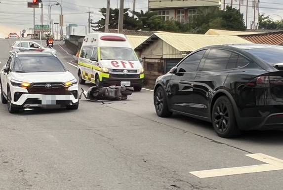 ▲彰化男超車鑽車縫撞2車倒地受傷送醫。（圖／翻攝自Wowtchout-地圖型行車紀錄器分享平台）