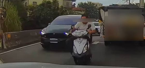 ▲彰化男超車鑽車縫撞2車倒地受傷送醫。（圖／翻攝自Wowtchout-地圖型行車紀錄器分享平台）