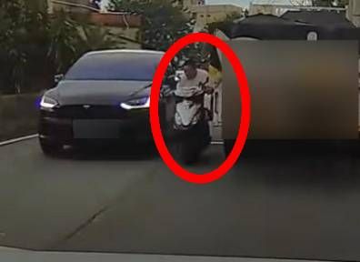 ▲彰化男超車鑽車縫撞2車倒地受傷送醫。（圖／翻攝自Wowtchout-地圖型行車紀錄器分享平台）