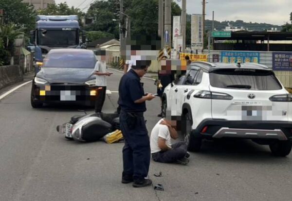 ▲彰化男超車鑽車縫撞2車倒地受傷送醫。（圖／民眾提供）