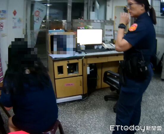 ▲▼張姓女子於3日凌晨4時許，因身體不適走鼓山分局旗津分駐所求助，急需返回飯店取藥。警方見狀立刻通報119，並細心攙扶安置。不料在等待救護車到場期間，張女突然暈倒，隨後由救護人員將她送醫救治。（圖／記者吳世龍翻攝）