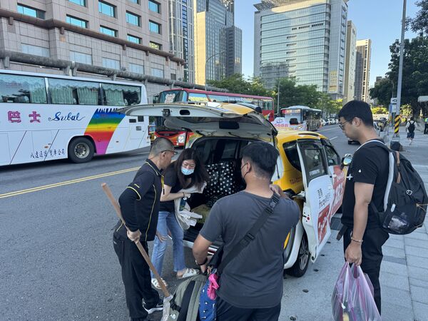 ▲台北超人物資工具上車。（圖／大車隊提供）