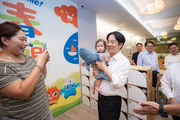 ▲▼總統府秘書長潘孟安在臉書分享，總統賴清德視察恆春社福館時，小寶寶們都爭相要總統抱抱，讓他在一旁有點吃醋。（圖／取自潘孟安臉書）