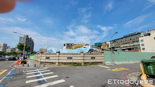 ▲▼高雄市區工地驚見鋼筋垃圾山。（圖／記者許宥孺翻攝）