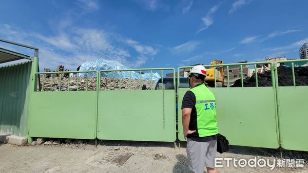 ▲▼高雄市區工地驚見鋼筋垃圾山。（圖／記者許宥孺翻攝）