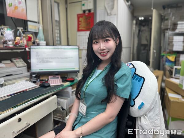 ▲▼郵局正妹員工張芷瑄化身日本旅客拍攝行銷影片。（圖／記者李姿慧攝）