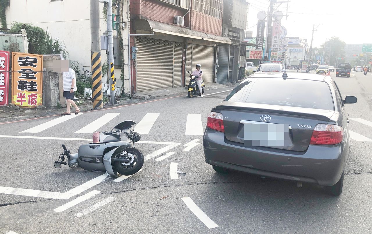 阿北路口撞機車！騎士飛2圈重摔腦出血+骨折　他辯：沒看清楚
