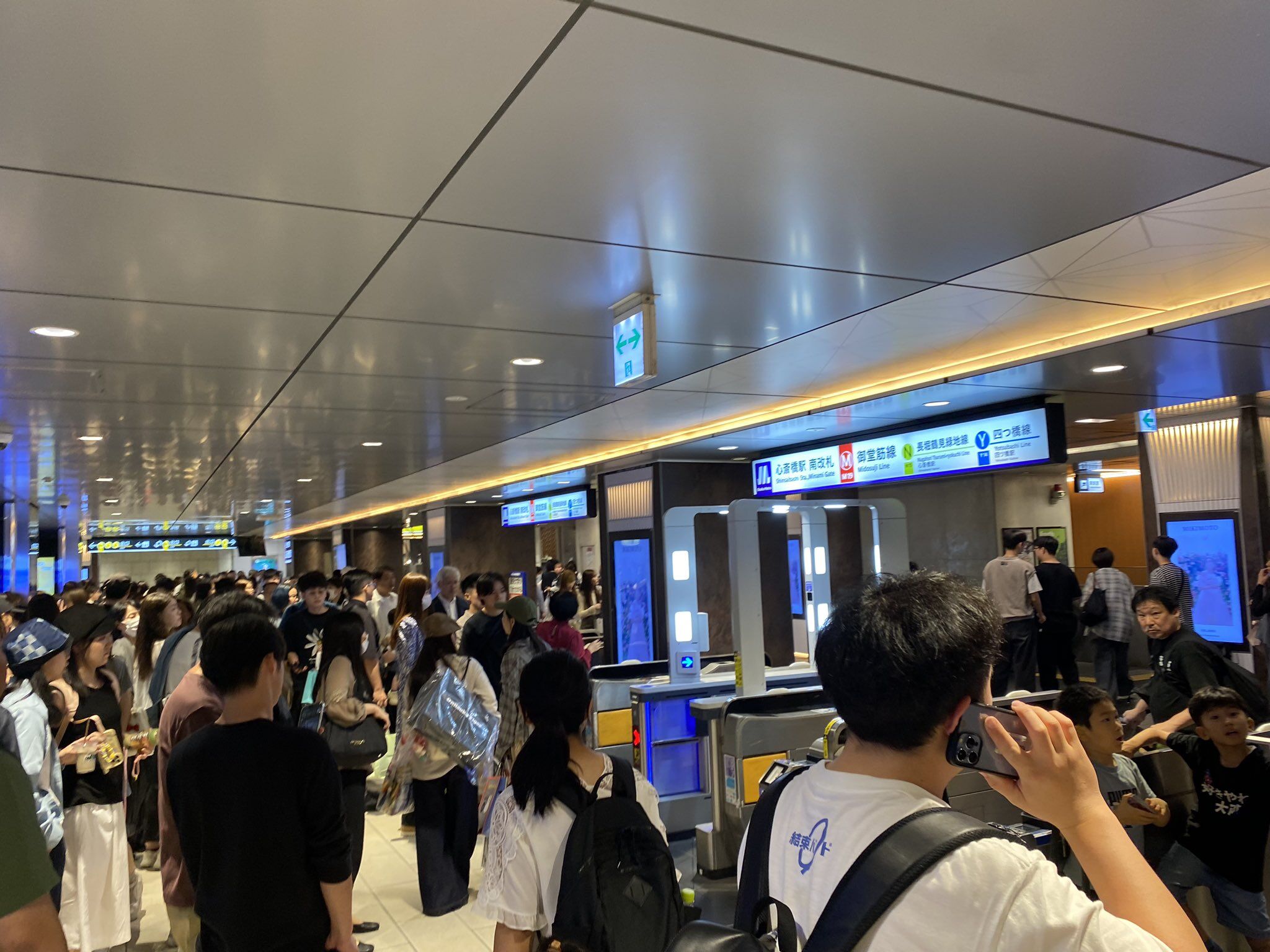 ▲▼ 心齋橋車站疑似行動電源起火。（圖／翻攝自X）