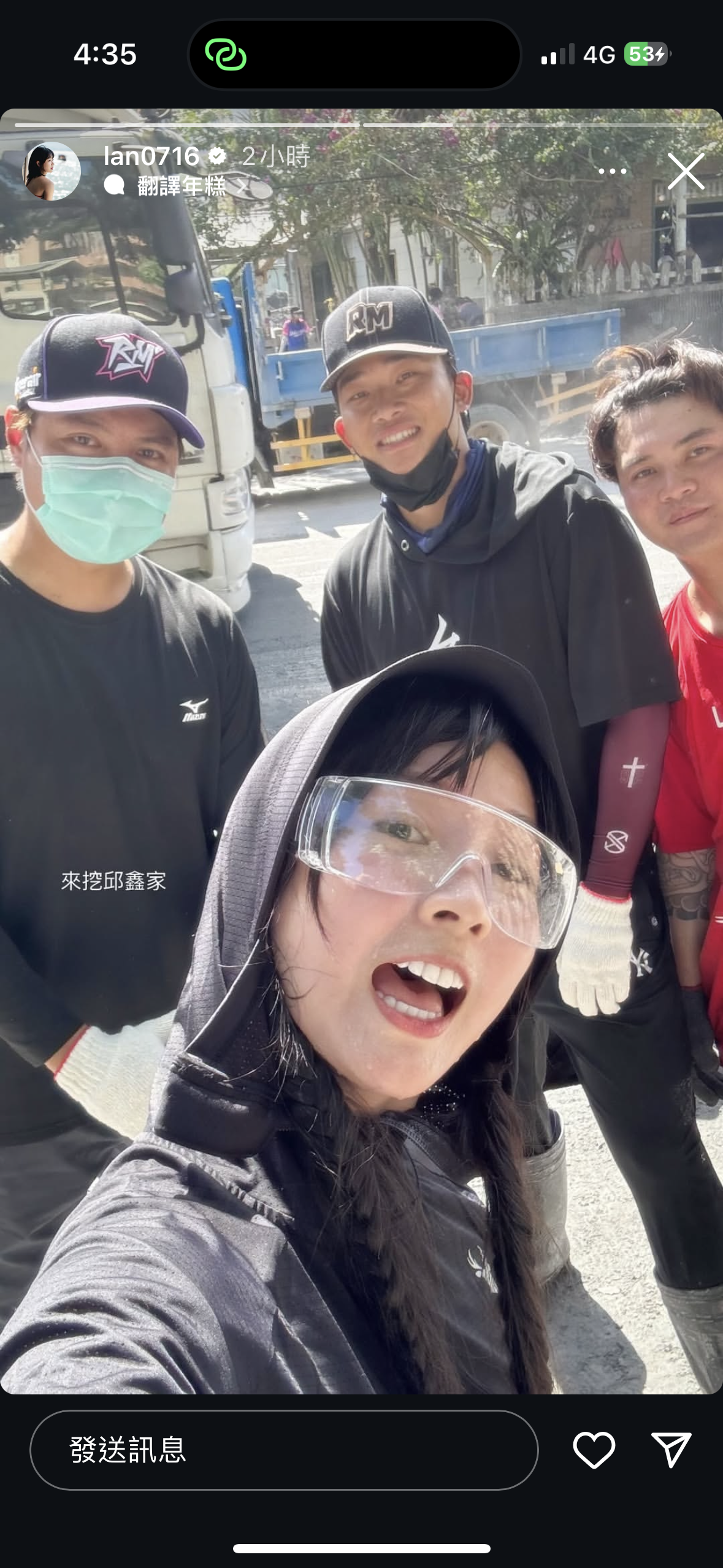 ▲▼籃籃也來了！素顏衝花蓮當「鏟子超人」　鑽水溝挖淤泥剩一顆頭。（圖／記者陳宏瑞攝）