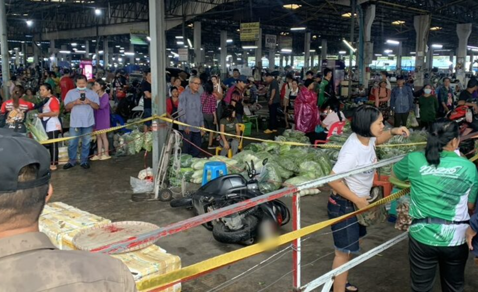 ▲▼恐怖前男友菜市場「爆頭槍殺」前女友！子彈穿透頭顱　從口中噴出。（圖／翻攝自khaosod）