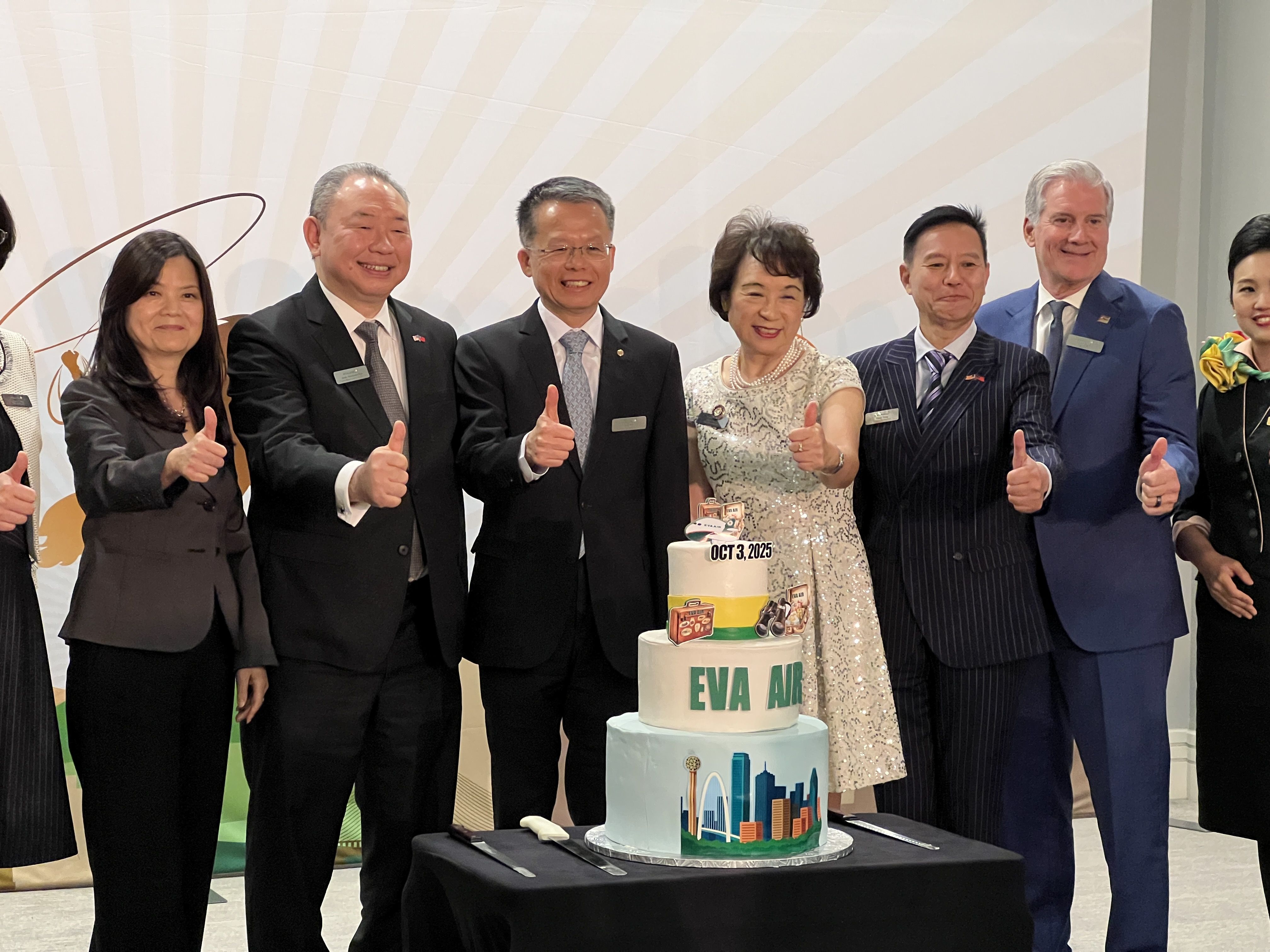 ▲▼長榮航空於達拉斯舉行開航慶祝晚宴，由總經理孫嘉明及在場賓客共同進行切蛋糕儀式。（圖／記者高兆麟攝）