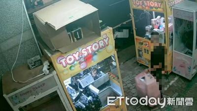 台南惡賊準備「超大號袋子」搜刮娃娃機 A走22萬元商品