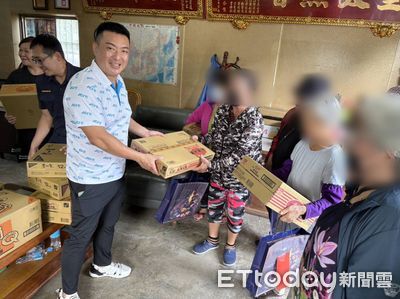 東港警中秋前夕聯手青商會、里長...紅包月餅送暖　慰問弱勢家庭