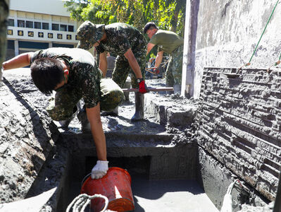 國軍加速光復災後復原　工兵部隊日夜輪班清運大型廢棄物、淤土