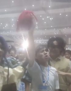 陸Coser扮「轟焦凍」遭扯髮！人群狂歡呼：共產黨萬歲