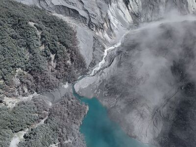 堰塞湖探勘隊走5天抵湖區!最新探勘曝:壩體穩定不足、煙塵瀰漫