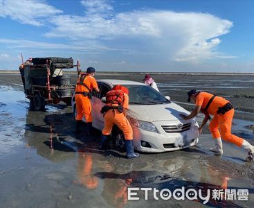 白車闖王功岸際陷沙灘！海巡智慧監控急救援　蚵車幫拖吊