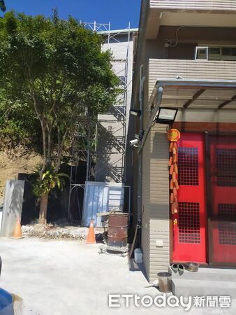 ▲2名工人搭乘貨梯時突然墜落，2人受到輕傷送醫。（圖／記者陸運陞翻攝）