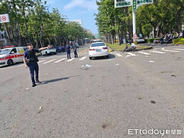 ▲▼高雄女騎士闖紅燈遭休旅車猛撞。（圖／記者許宥孺翻攝）