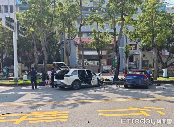 ▲▼高雄女騎士闖紅燈遭休旅車猛撞。（圖／記者許宥孺翻攝）