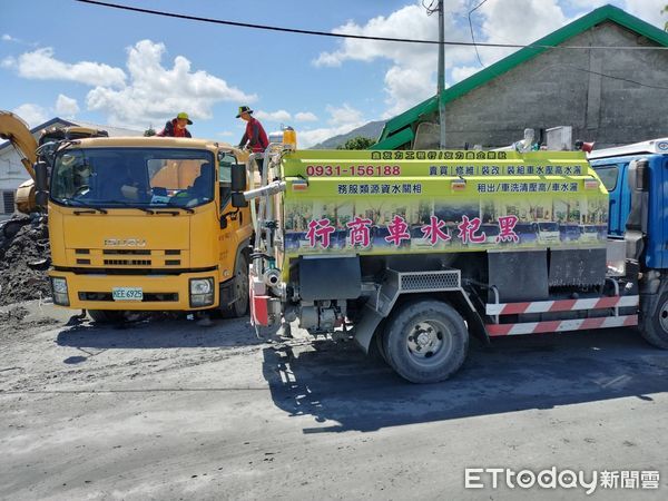 ▲台中市環保局挺進光復，協助清理民宅爛泥。（圖／台中市政府提供）