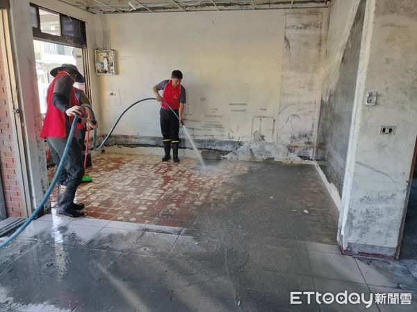 ▲台中市環保局挺進光復，協助清理民宅爛泥。（圖／台中市政府提供）
