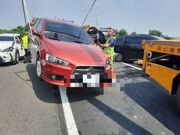 ▲國道南下217K發生6車追撞釀13傷。（圖／民眾提供）