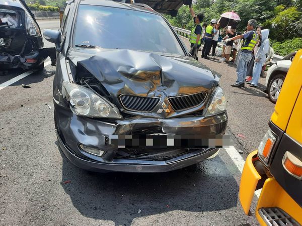 ▲國道南下217K發生6車追撞釀13傷。（圖／民眾提供）