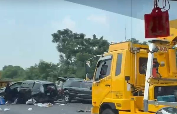 ▲國道南下217K發生6車追撞釀13傷。（圖／民眾提供）