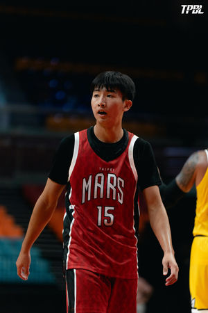 ▲戰神丁聖儒、基德、雷蒙恩、謝銘駿，國王林彥廷、尚迪。（圖／TPBL職籃提供）