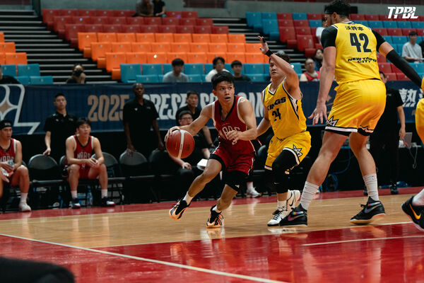 ▲戰神丁聖儒、基德、雷蒙恩、謝銘駿，國王林彥廷、尚迪。（圖／TPBL職籃提供）