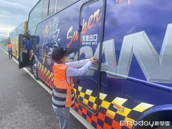 ▲屏東監理站會同警方查交通違規。（圖／屏東監理站提供）