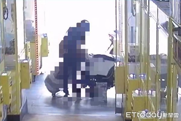 ▲▼台南娃娃機竊賊大辣辣偷東西，得手22萬餘元商品。（圖／記者林東良翻攝）