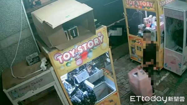 ▲▼台南娃娃機竊賊大辣辣偷東西，得手22萬餘元商品。（圖／記者林東良翻攝）