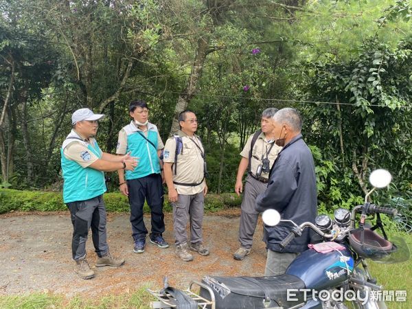 ▲林業署對當地居民進行防熊宣導，望避免人熊衝突。（圖／記者高堂堯翻攝）