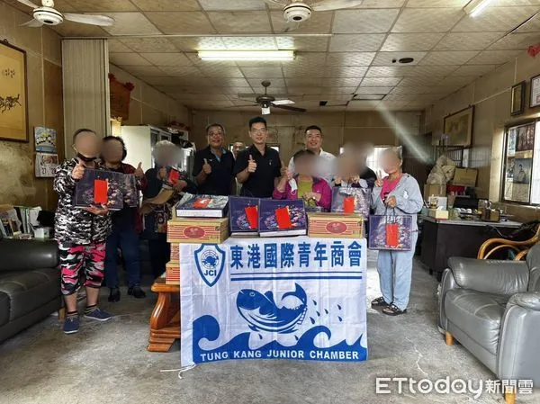 ▲東港警方會同東港青商會會長汪晨文及共和里長林國勝送暖。（圖／記者陳崑福翻攝）