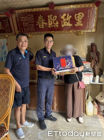 ▲東港警方會同東港青商會會長汪晨文及共和里長林國勝送暖。（圖／記者陳崑福翻攝）
