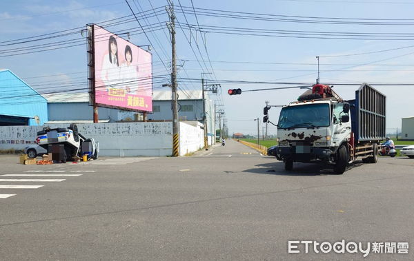 ▲▼今早橋頭區典昌路與復興西路口發生一起嚴重交通事故。一輛由28歲林姓男子駕駛的大貨車在路口進行左迴轉時，與沿典昌路直行、由72歲吳姓男子駕駛的汽車發生碰撞，導致強大撞擊力讓汽車當場翻覆。（圖／記者吳世龍翻攝）