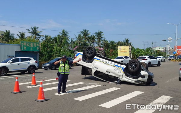 ▲▼今早橋頭區典昌路與復興西路口發生一起嚴重交通事故。一輛由28歲林姓男子駕駛的大貨車在路口進行左迴轉時，與沿典昌路直行、由72歲吳姓男子駕駛的汽車發生碰撞，導致強大撞擊力讓汽車當場翻覆。（圖／記者吳世龍翻攝）