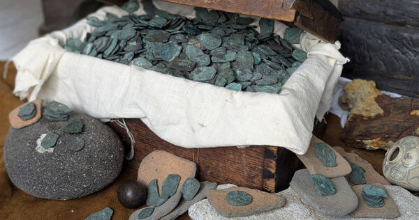 打撈團隊在西班牙沈船處找到多枚古幣。（圖／翻攝自1715treasurefleet）