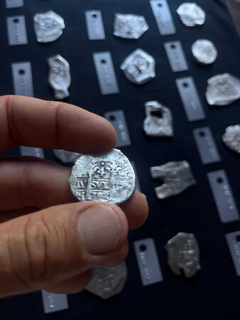 打撈團隊在西班牙沈船處找到多枚古幣。（圖／翻攝自1715treasurefleet）