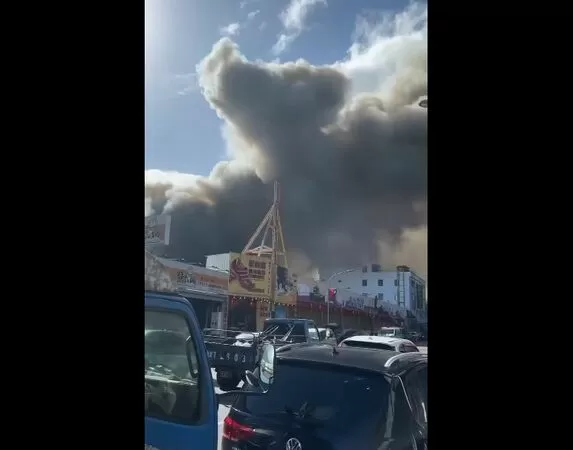 ▲花蓮吉安黃昏市場旁工廠火警，火勢猛烈、濃煙密布。（圖／翻攝自Facebook／魏嘉彥）