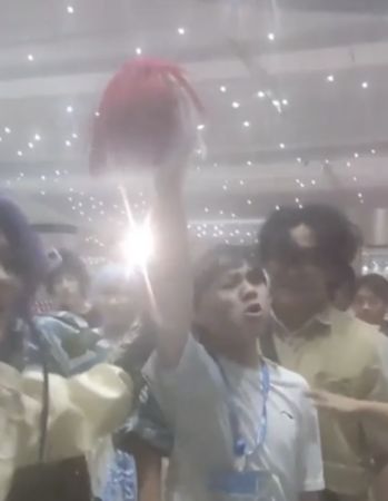 ▲▼陸Coser扮「轟焦凍」遭扯髮！人群狂喊：共產黨萬歲。（圖／翻攝微博）