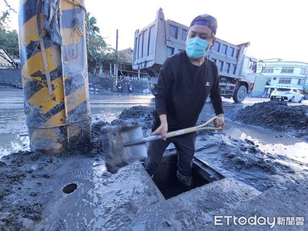 ▲▼籃籃也來了！素顏衝花蓮當「鏟子超人」　鑽水溝挖淤泥剩一顆頭。（圖／記者陳宏瑞攝）
