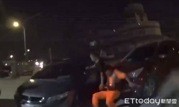 ▲洪男駕車衝撞海巡人員，當場被依現行犯逮捕。（圖／記者鄭逢時翻攝）